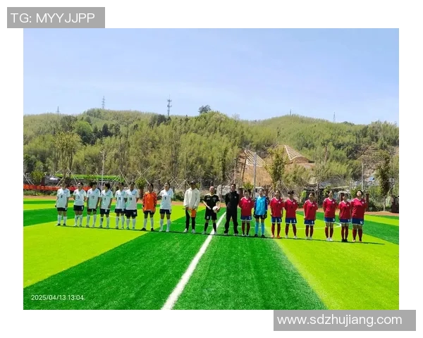 孩子追逐足球明星的梦想与激情展现青春活力的精彩瞬间 孩子追逐足球明星的梦想与激情展现青春活力的精彩瞬间