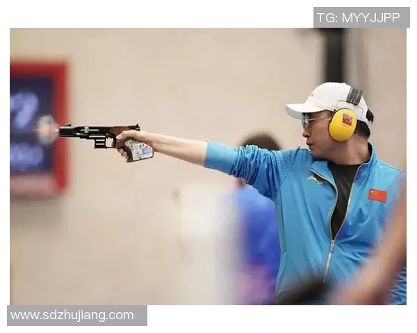 手握手枪姿势的足球明星展现独特风采与个性魅力 手握手枪姿势的足球明星展现独特风采与个性魅力