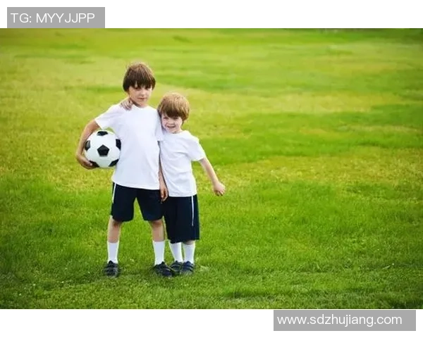 足球明星的综艺之路:从绿茵场到荧屏的精彩转型与挑战 足球明星的综艺之路:从绿茵场到荧屏的精彩转型与挑战